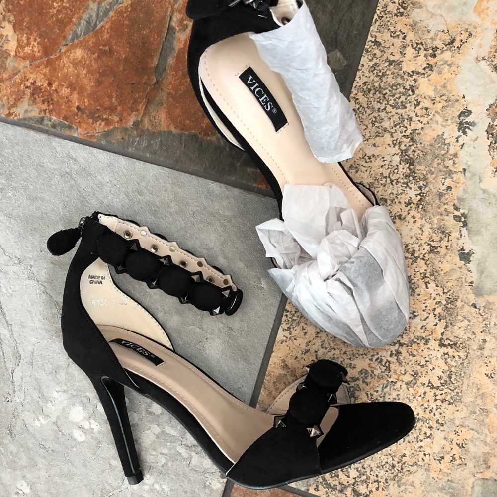 Vices button accents heel